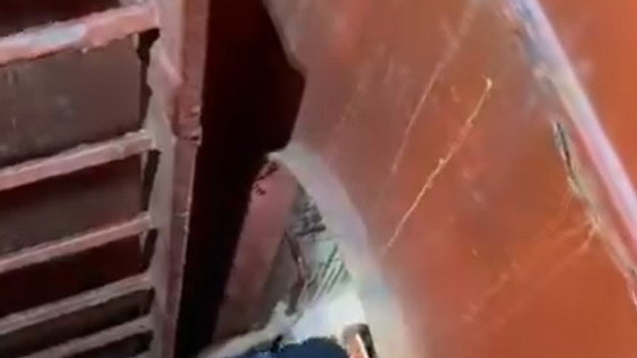 Safiport Limanı’nda geminin ambarına düşen işçi yaralandı
