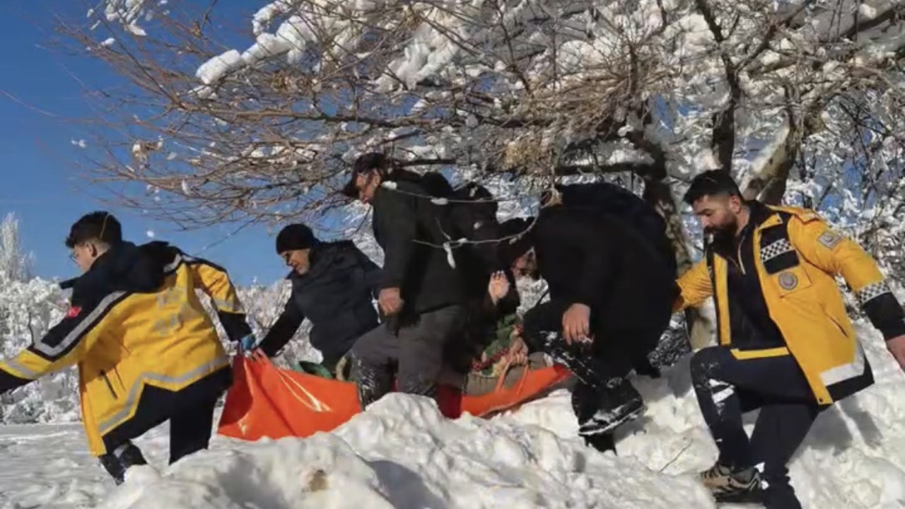 Pütürge’de Kar Engeli Aşıldı, 81 Yaşındaki Hasta Kurtarıldı