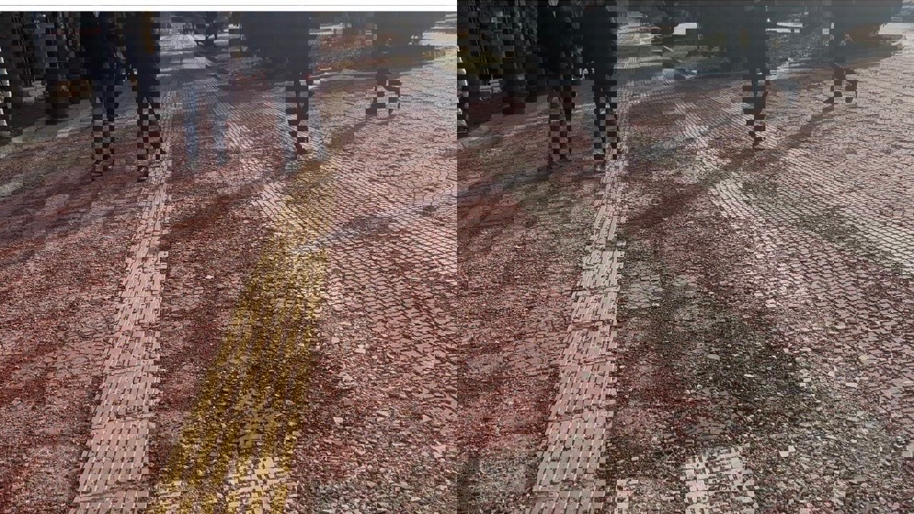 Pembe Yol Çakıl Taşına Döndü