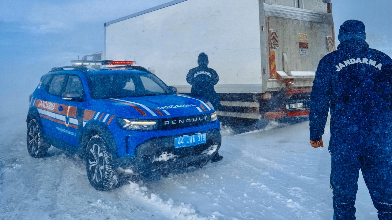 Malatya–Kayseri Karayolunda Çekici Ve Kamyonlara Kar Engeli