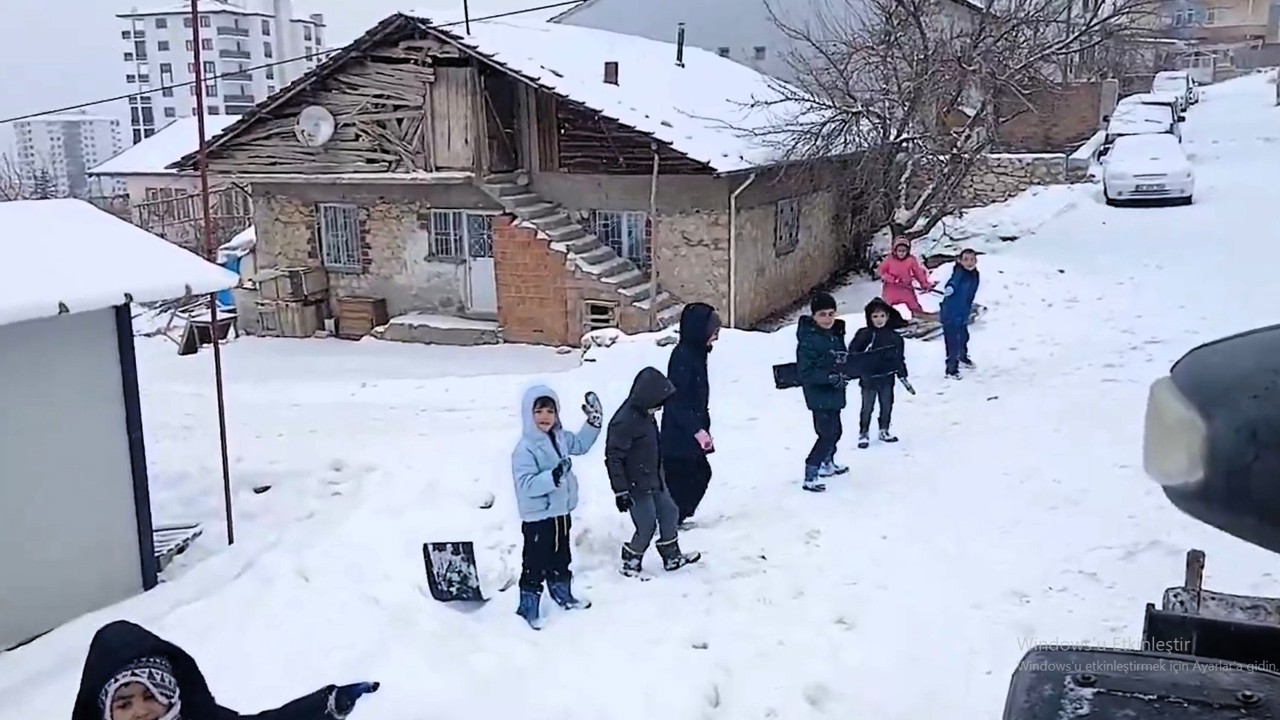 Tecde’de kar temizliğine çocuk molası