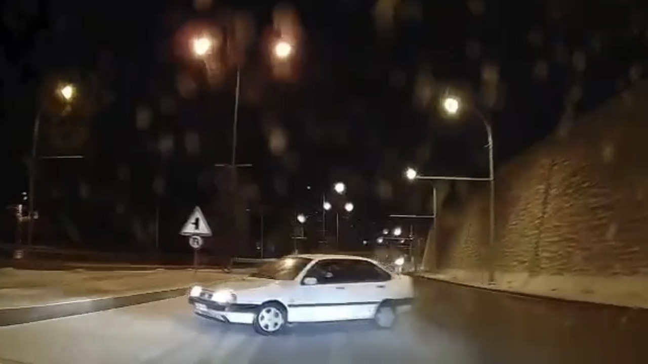 Buzlanma Nedeniyle Makas Atan Otomobil Trafiği Tehlikeye Soktu