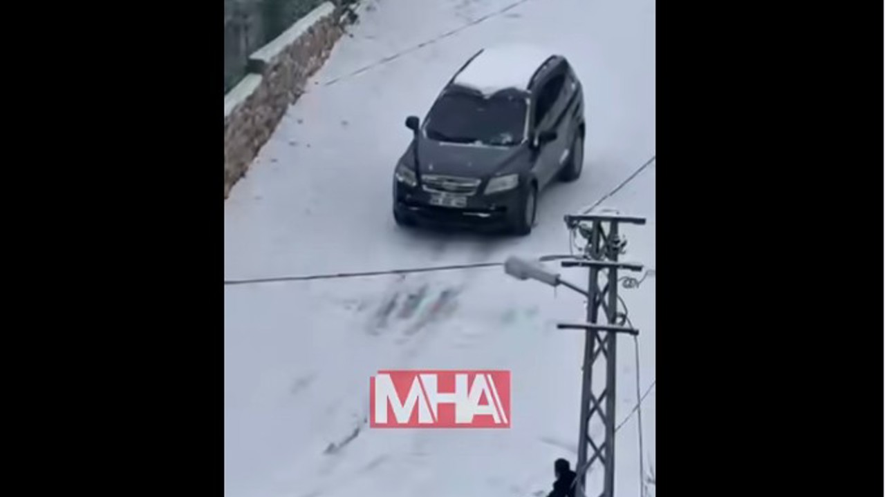 Sokaklar "Buz Pisti"ne Döndü, Araçlar Takla Attı