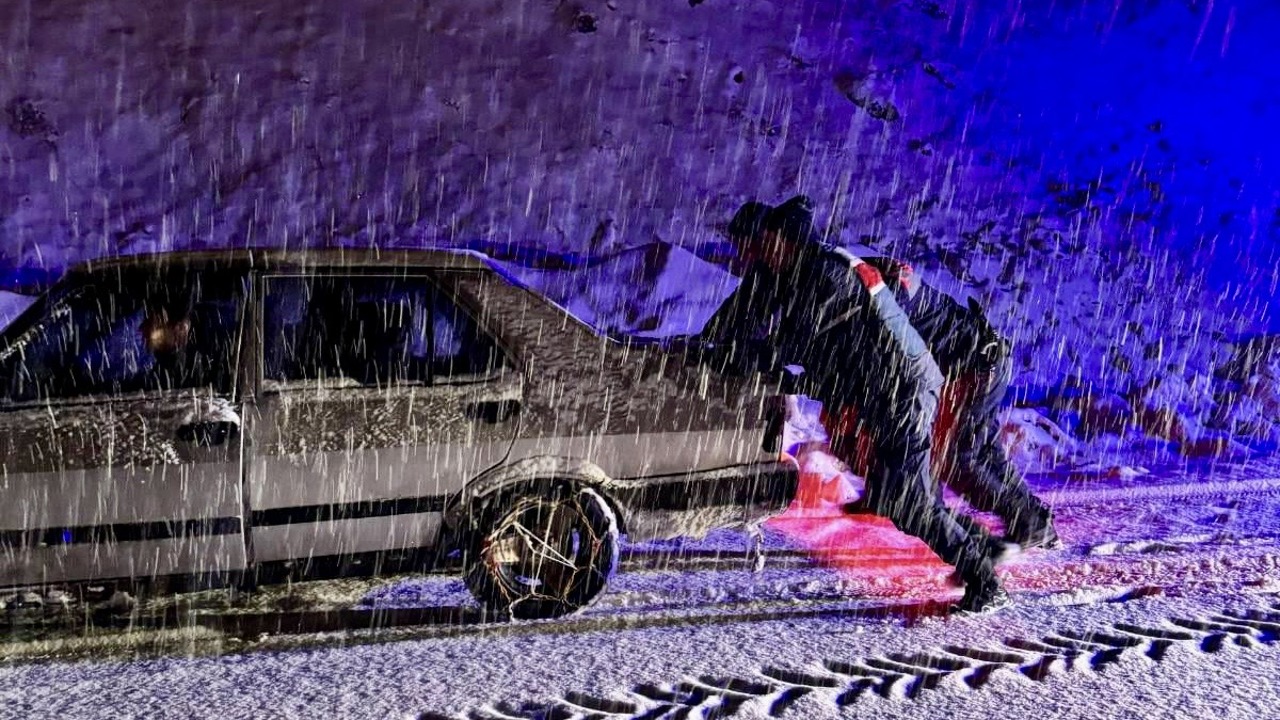 Doğanşehir’de jandarmadan karla mücadelede vatandaşlara destek