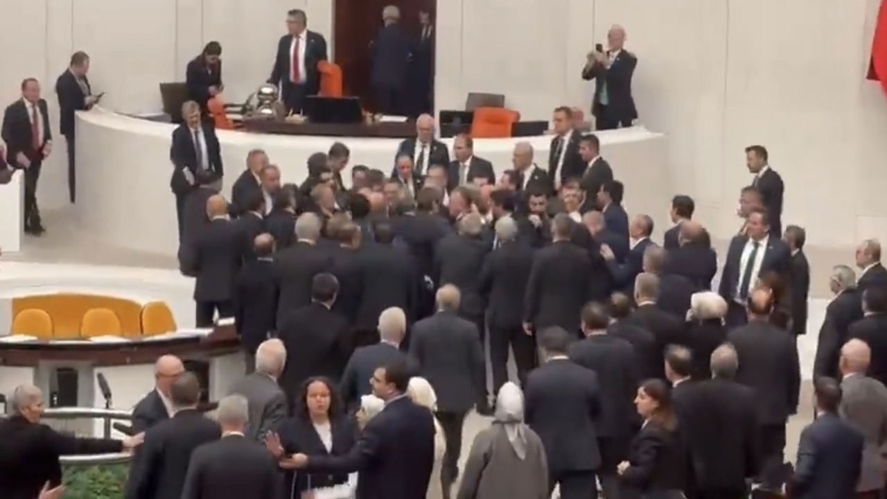 CHP’li Ağbaba’nın Tabutlu Protesto Girişimi Genel Kurulda Gerilime Neden Oldu