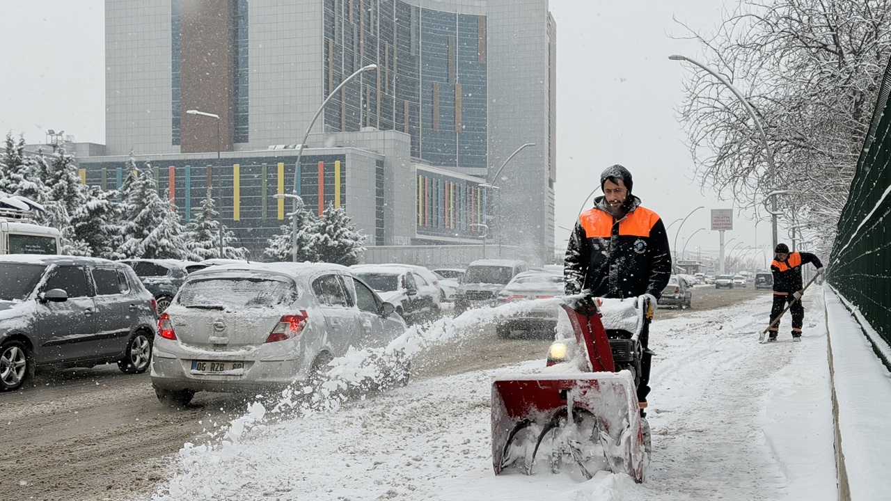 Yeşilyurt Belediyesi Karla Mücadelede 7/24 Sahada!