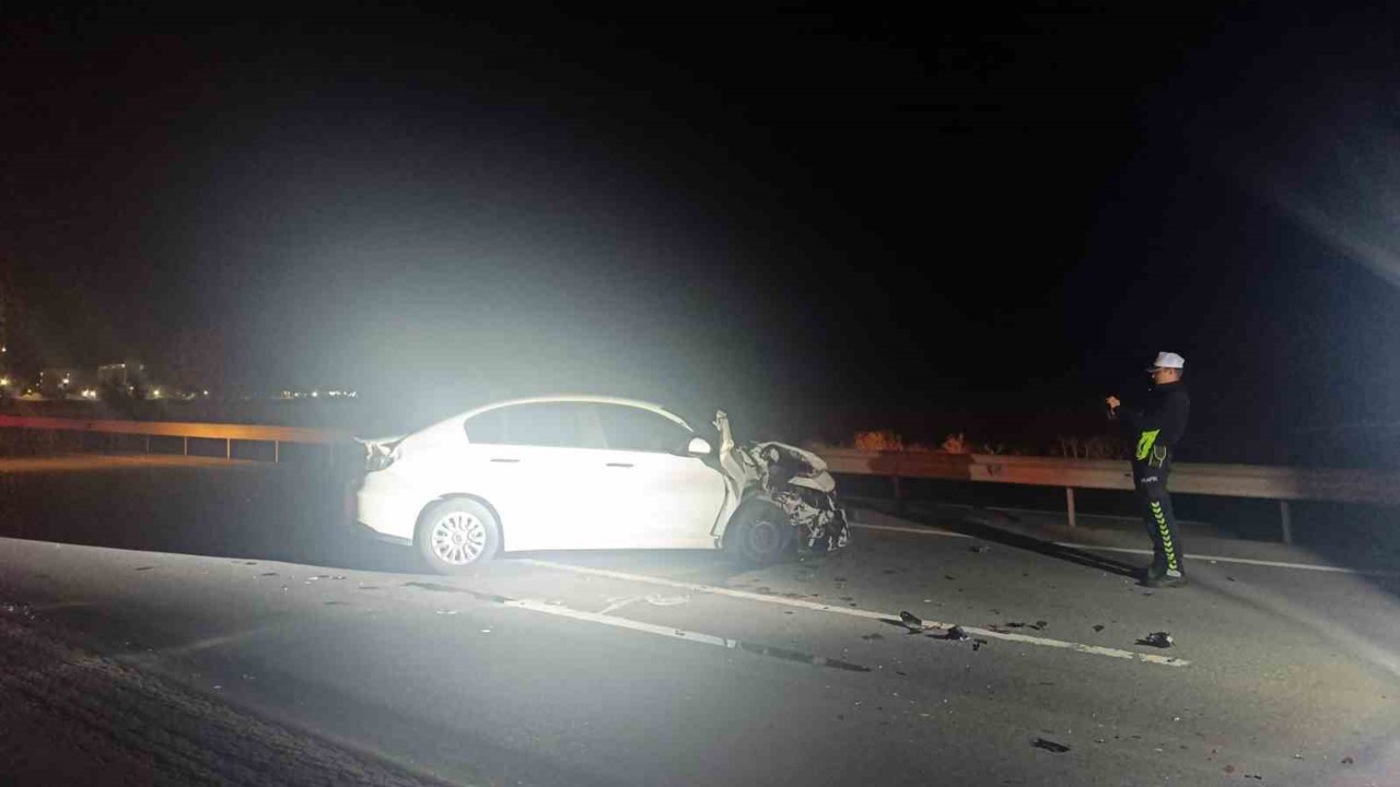 Otomobil traktörün römorkuna çarptı: 2 yaralı
