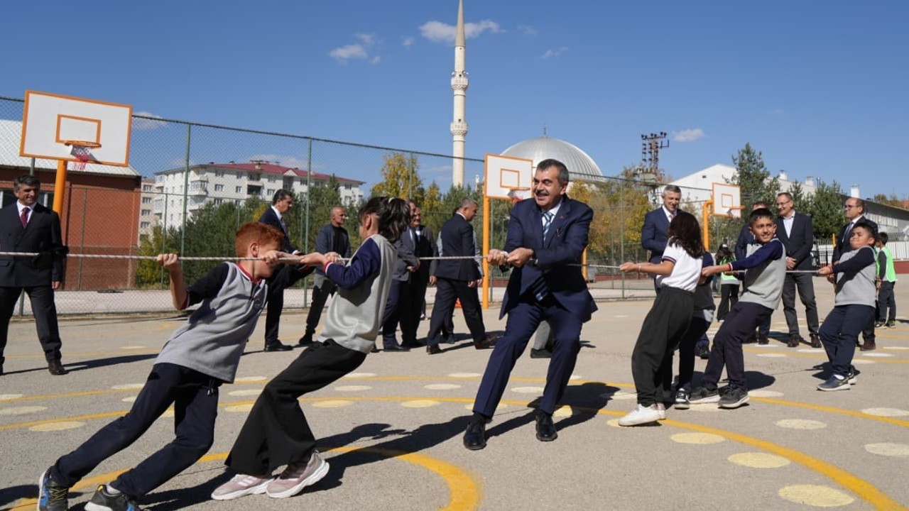 Milli Eğitim Bakanı Tekin, çocukların ip çekme yarışına katıldı, onlarla yakan top oynadı
