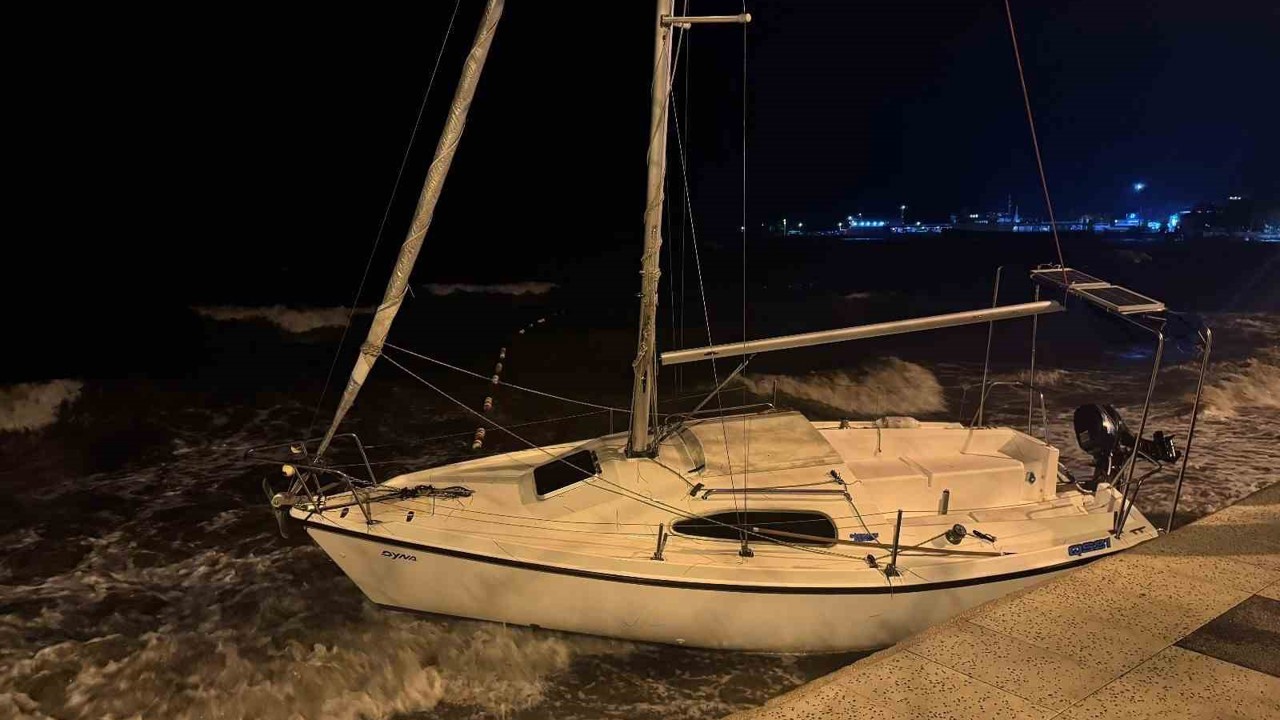 Erdek’te şiddetli lodos etkili oldu: Tekneler sürüklendi
