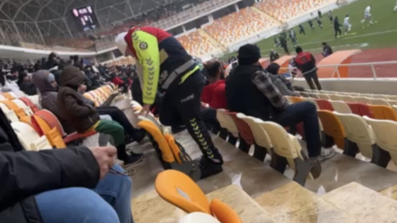 Tribünde Soğuk Havada Yürek Isıtan An