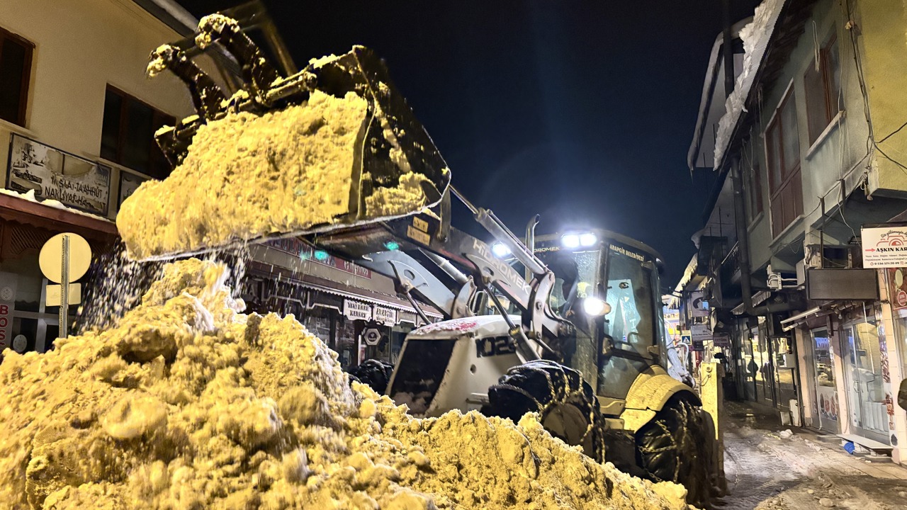 Arapgir’de karla mücadele çalışmaları gece boyunca sürdü