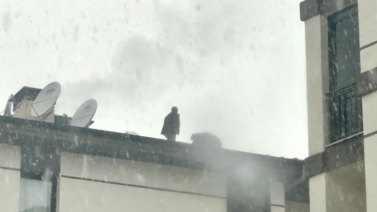 Malatya’da TOKİ Evlerinde Çatıya Çıkan İşçi İndirildi: Darp İddiası