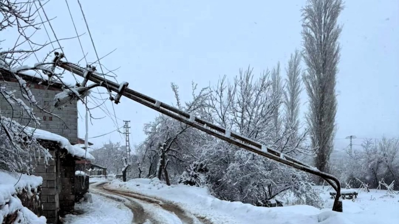 Doğanşehir’de Kar ve Tipi Elektrik Direğini Devirdi