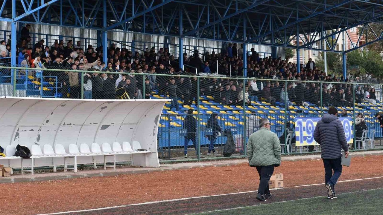 Profesyonel ligde çıktıkları ilk maçta seyircileri dışarıda kaldı
