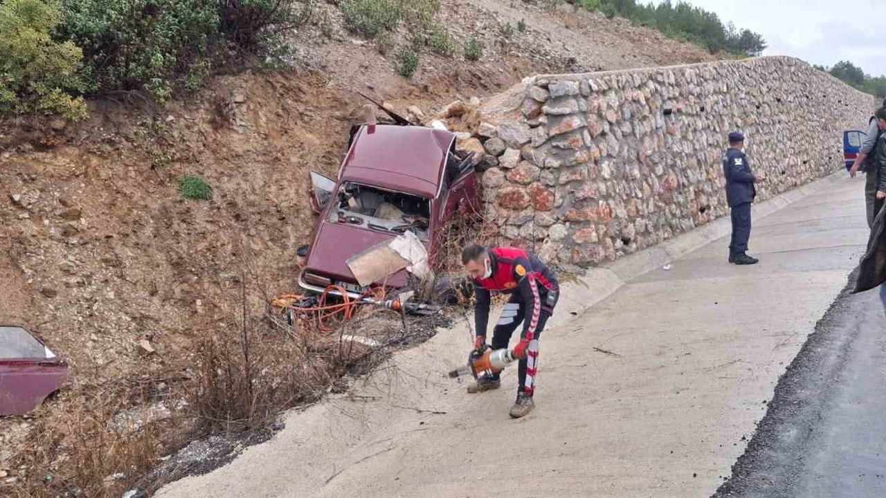 Kayganlaşan yolda otomobil istinat duvarına çarptı: Karı koca hayatını kaybetti
