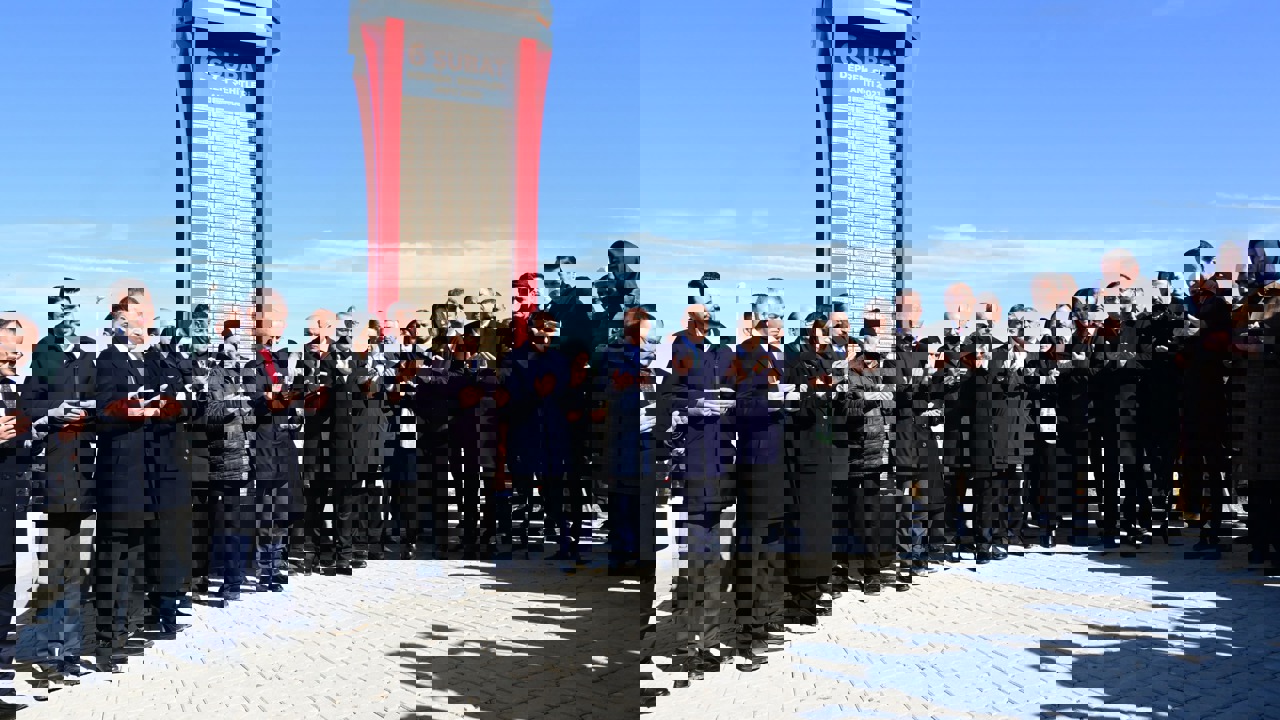 Ulaştırma Ve Altyapı Bakanı Abdulkadir Uraloğlu Deprem Şehitliğini Ziyaret Etti