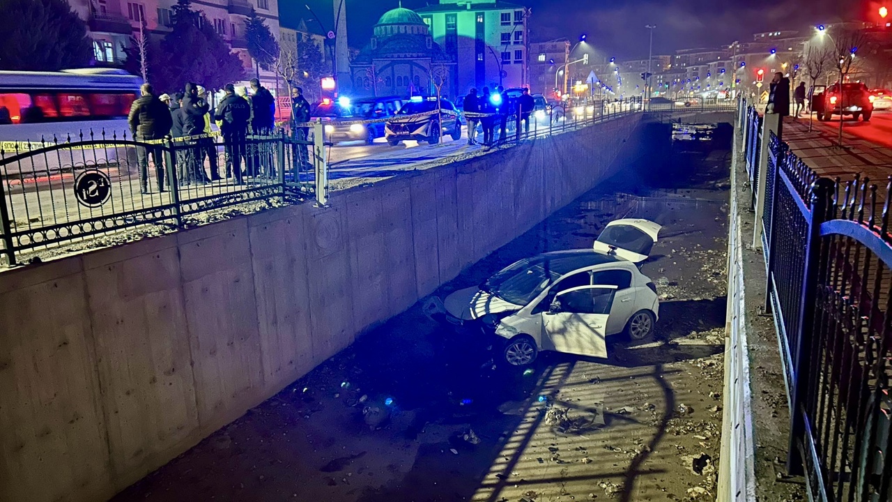 Direksiyon Hakimiyetini Kaybeden Sürücü Sulama Kanalına Uçtu