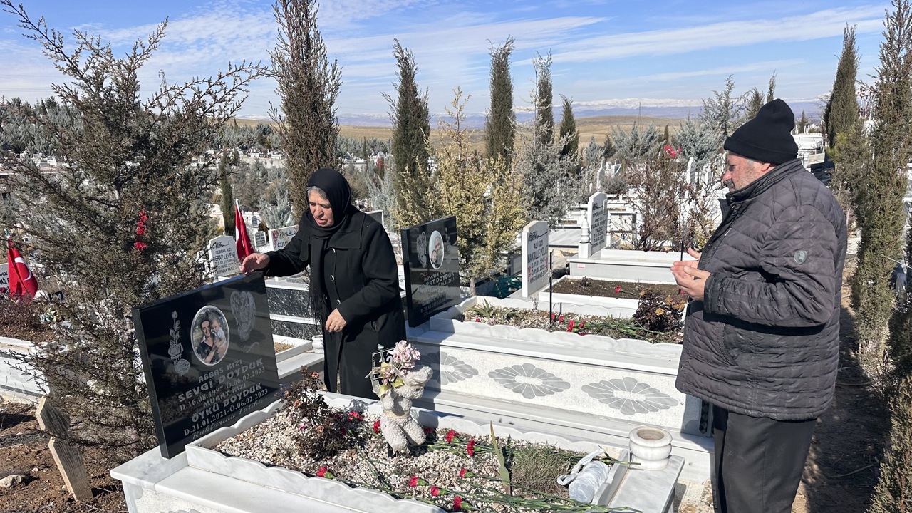Anne Kızına, Baba Oğluna Sarılı Defnedildi: 6 Şubat’ın Acısı Malatya’da Dinmiyor