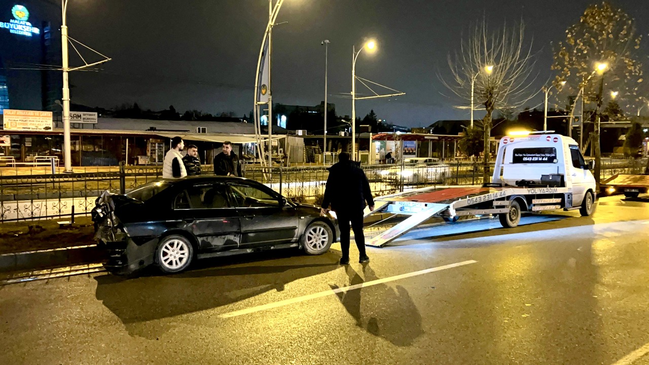 Çevreyolu Buhara Bulvarı üzerinde meydana gelen trafik kazasında 2 kişi yaraland