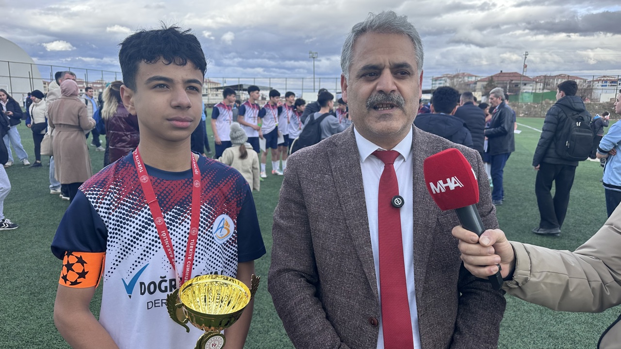 Yıldızlar Kategorisi’nde 16 okulun mücadele ettiği Okullar Arası Futbol Turnuvas