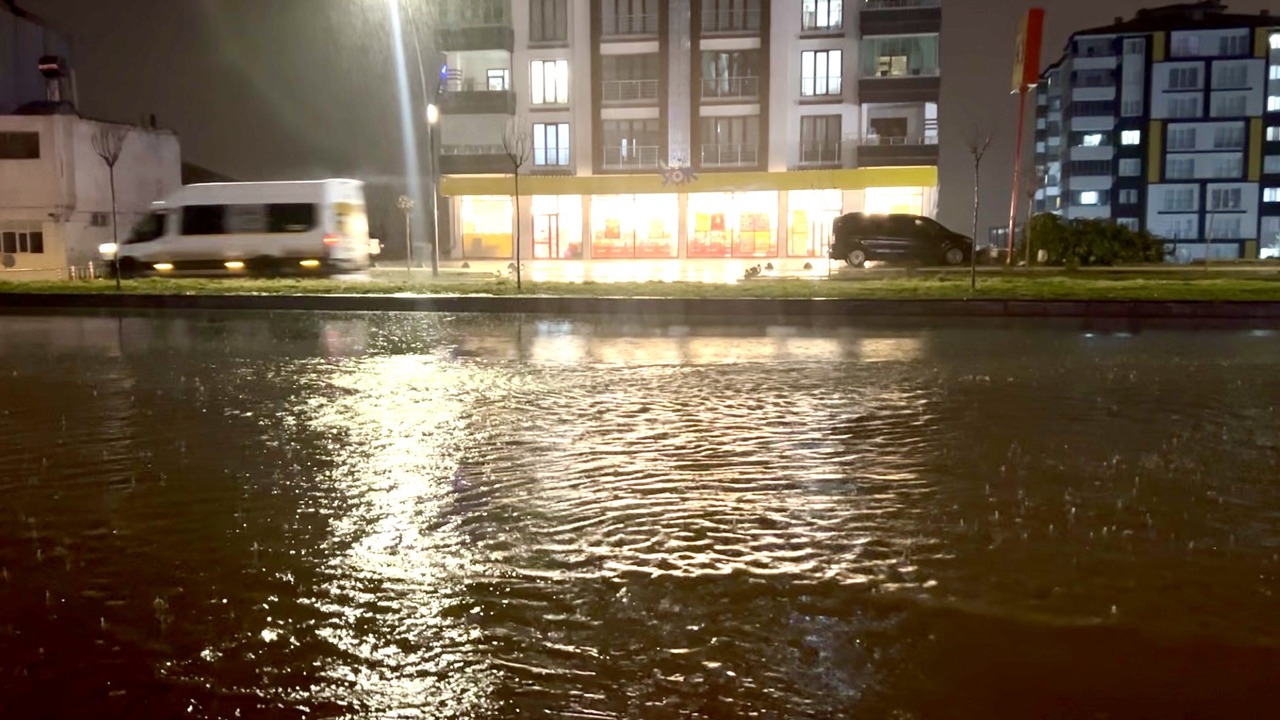 Malatya’da etkili olan sağanak yağış yolları göle çevirirken, Doğanşehir ilçesin