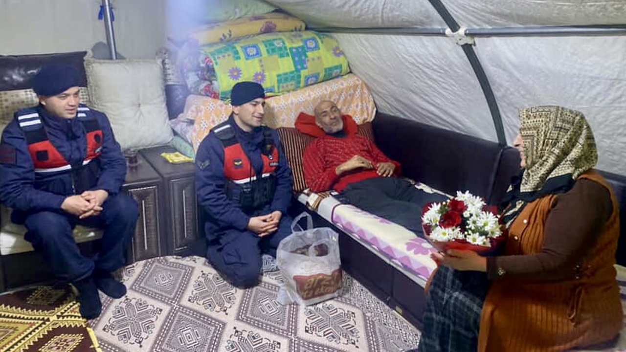 Sevgililer Günü’nde Duygulandıran Talep: “Eşime Çiçek Getirin”