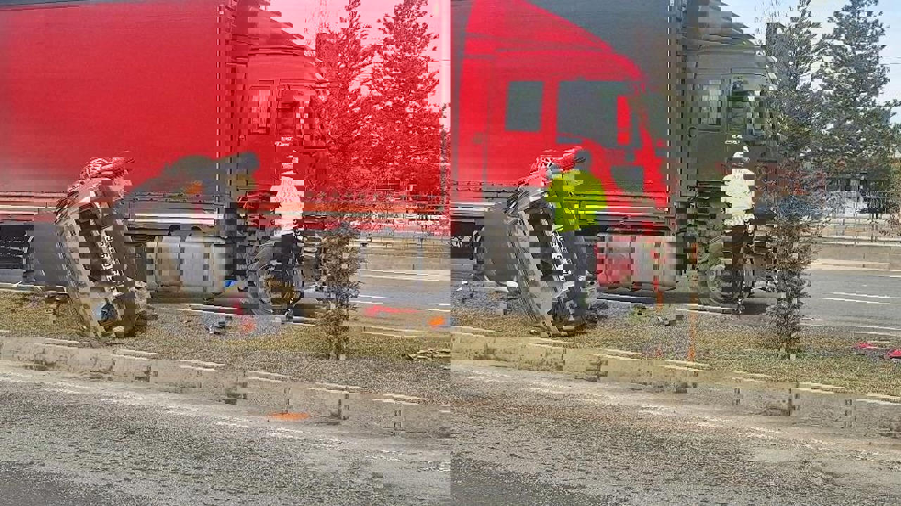 Malatya’da Tır İle Otomobil Çarpıştı: 1 Araç Yan Yattı