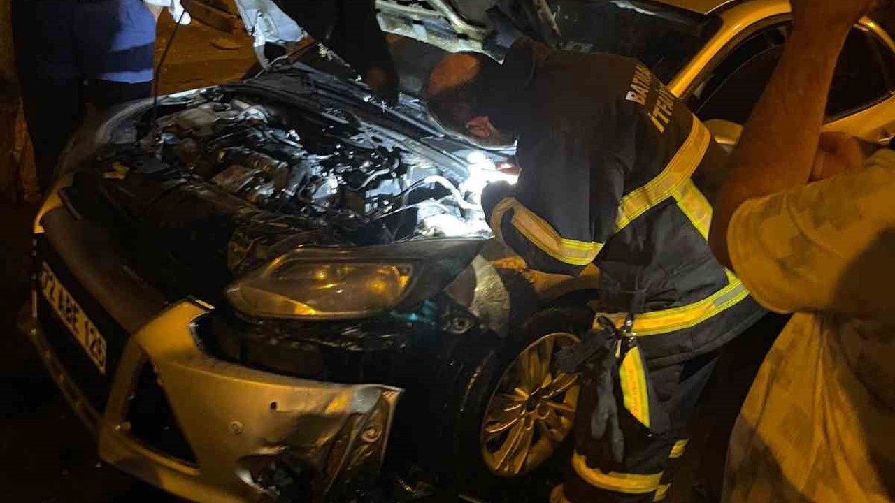 Batman’da park halindeki otomobil alev aldı
