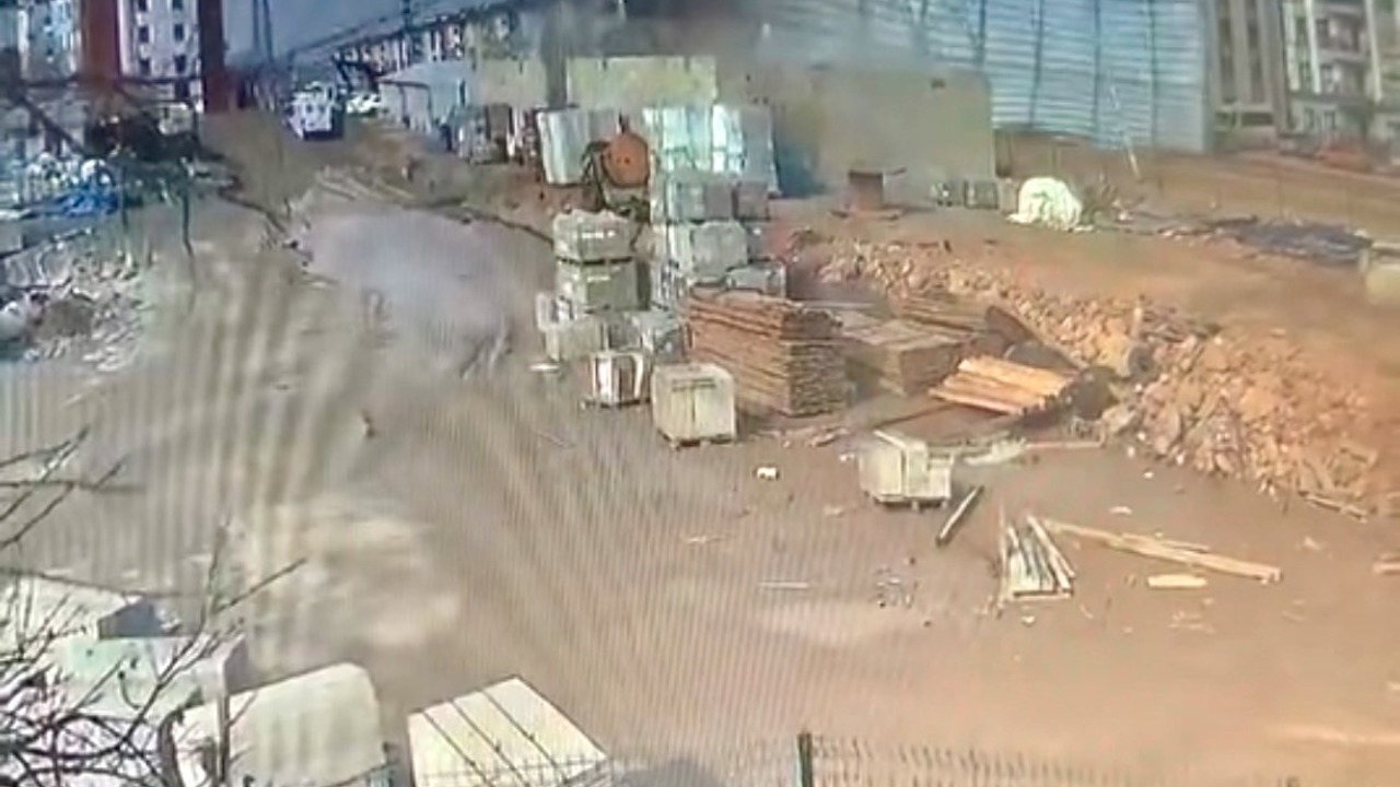 Malatya’da etkili olan şiddetli rüzgar nedeniyle bir TOKİ şantiyesinde bulunan d