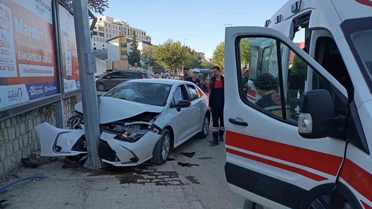 Mardin’de otomobil reklam panosu direğine çarptı: 1 yaralı
