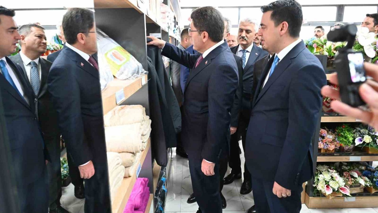 Adalet Bakanı Tunç, tutuklu ve hükümlülerin ürettiği ürünleri inceledi
