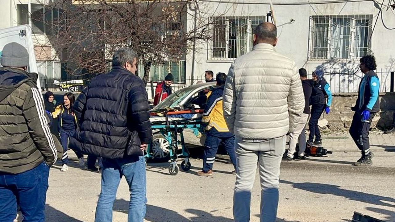 Malatya’da Yolcu Otobüsü İle Otomobil Çarpıştı: 3 Yaralı