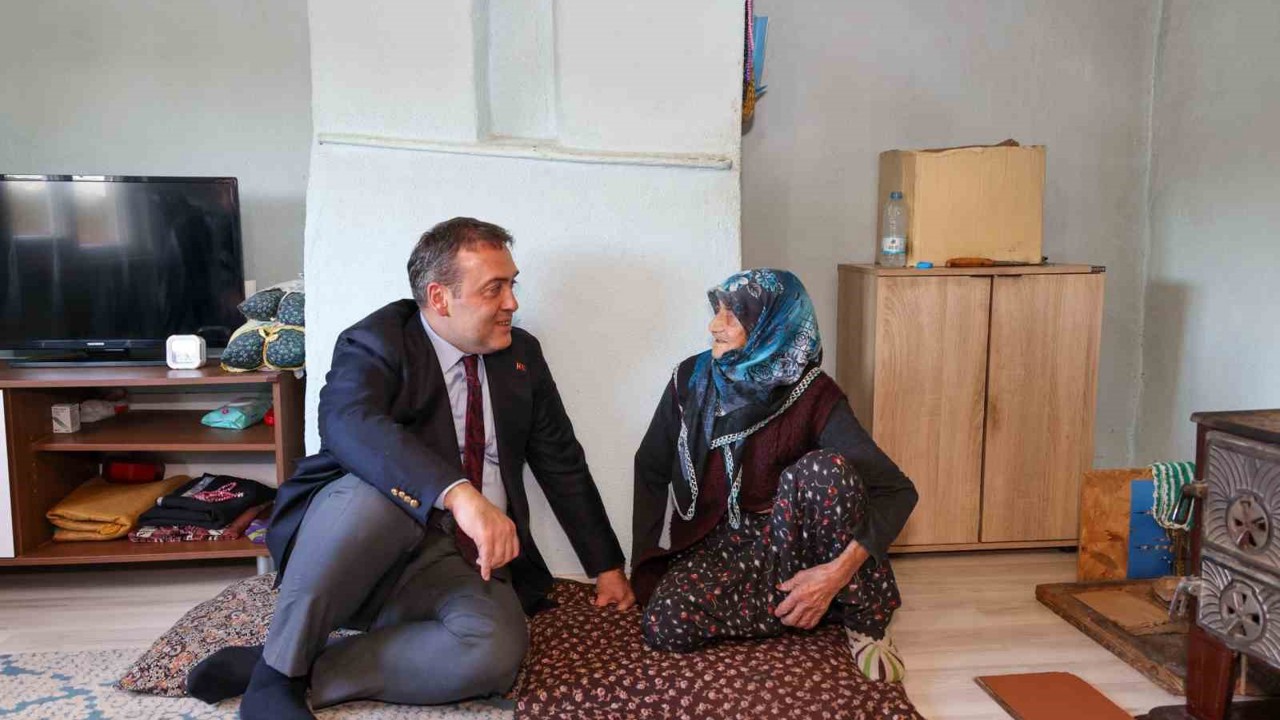 96 yaşındaki Fatma teyze Vali Sözer’i evinde ağırladı
