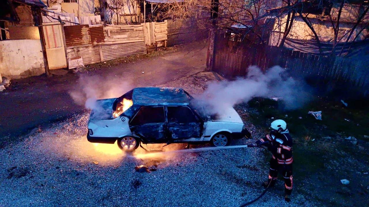 Karakavak Mahallesi’nde akşam saatlerinde yaşanan araç yangınının nedeni belli o