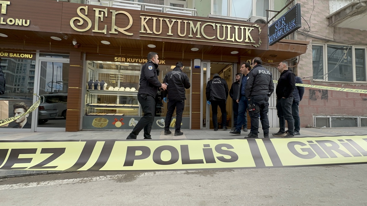 Malatya’da bir kuyumcuya giren silahlı şüpheli, iş yeri sahibinin çığlık atıp pa