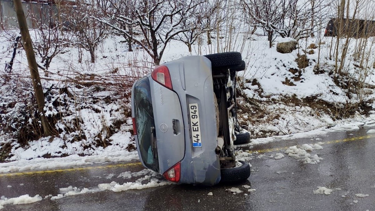 Kar Ve Buzlanma Kazaya Neden Oldu: Otomobil Devrildi