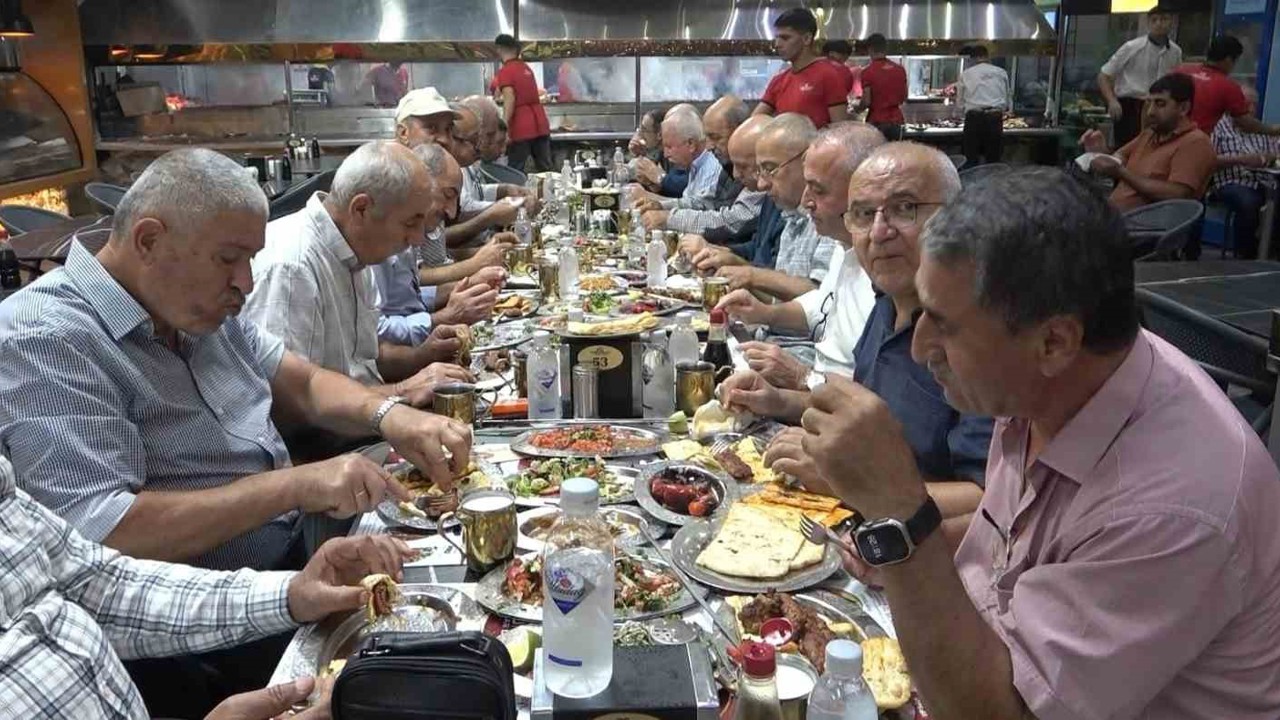 Diyarbakır’da 45 yıl önce askerlik yaptılar, Adana’da buluştular
