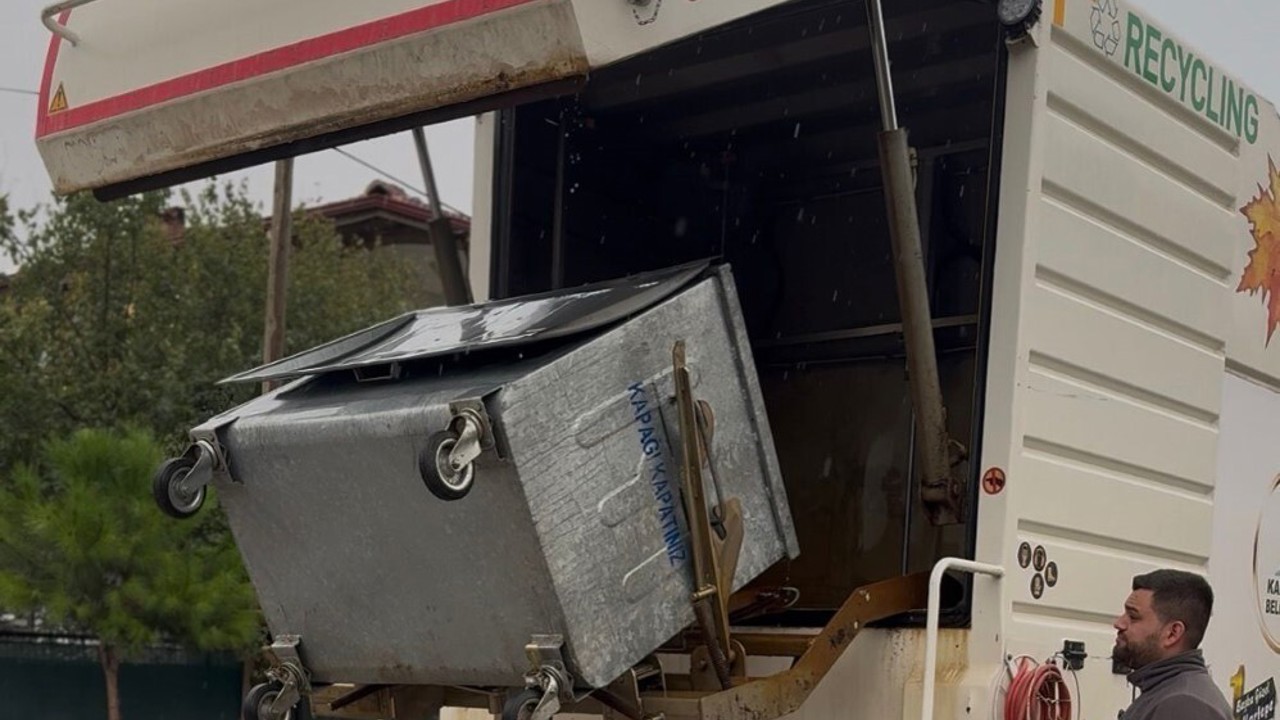 Kartepe’de çöp konteynerleri özel araçla dezenfekte ediliyor
