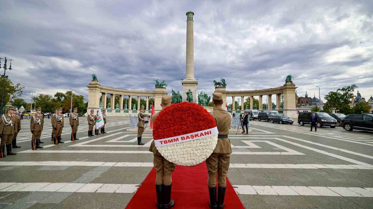 TBMM Başkanı Kurtulmuş, Budapeşte’deki Meçhul Asker Anıtı’na çelenk bıraktı

