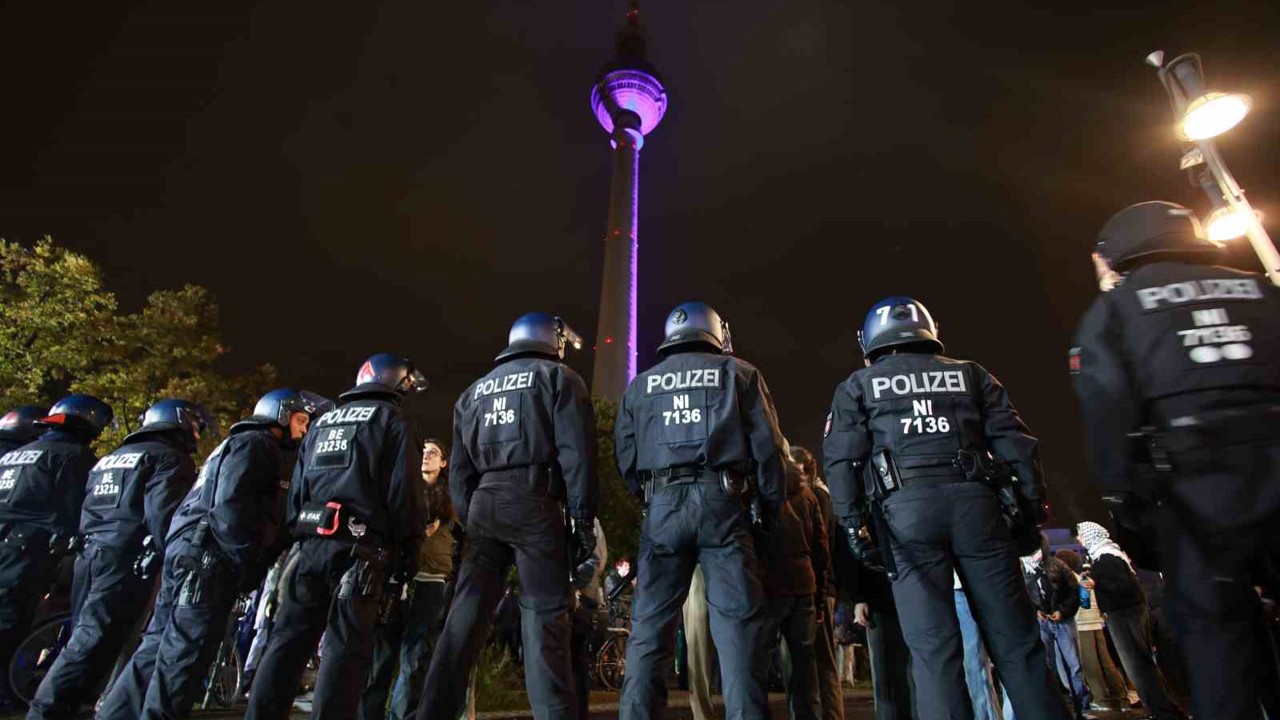 Berlin’de Filistin’e destek gösterisinde polisten sert müdahale
