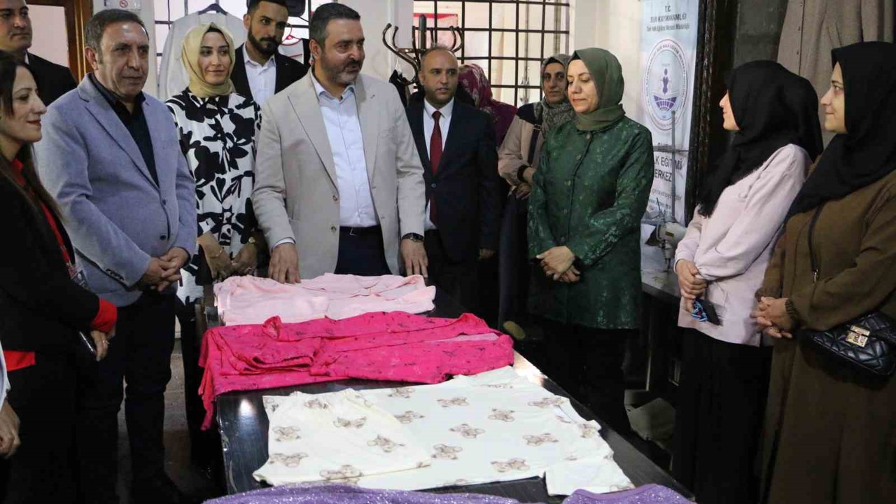 Şehit yakınları ve gaziler için ’Sanatla Yaşam Sergisi’ Diyarbakır’da açıldı
