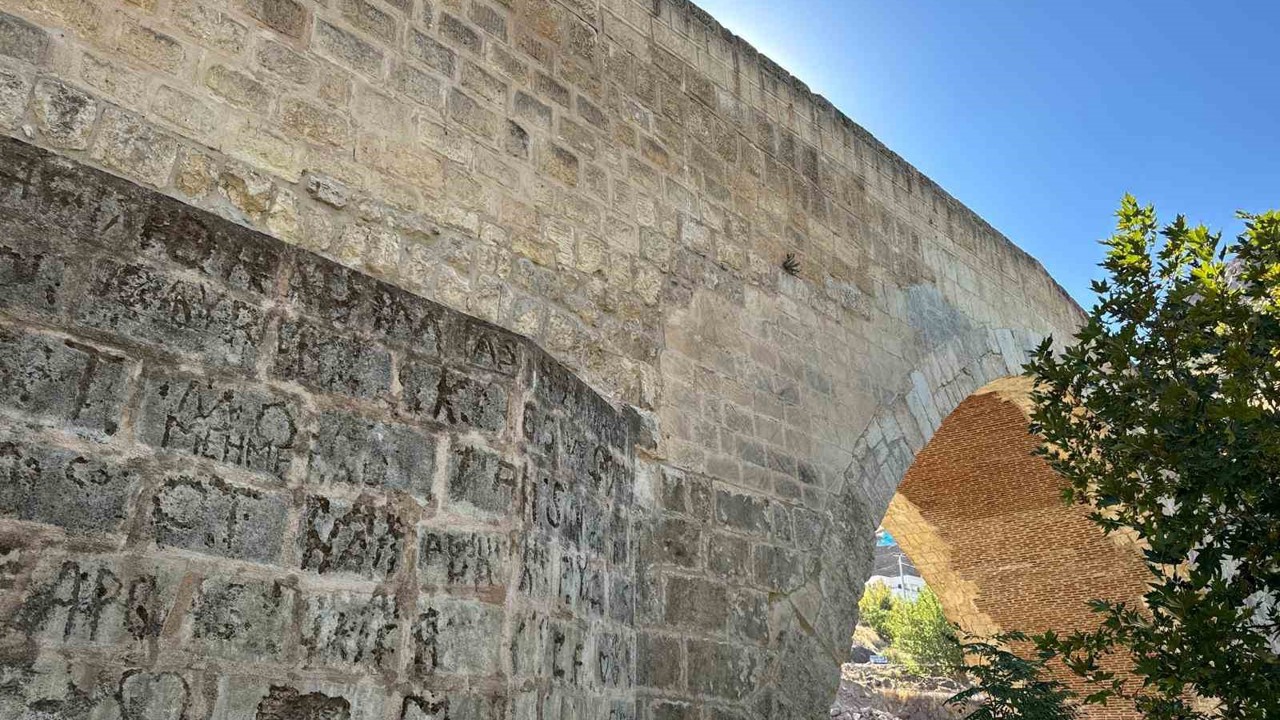Tarih gözler önünde yok oluyor: Artuklular dönemindeki Haburman köprüsüne isimlerini kazdılar
