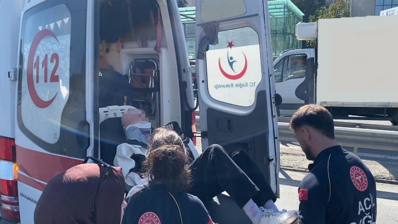 Kadıköy’de kadın sürücü sapağı kaçırdı: Motosikletli yaralandı
