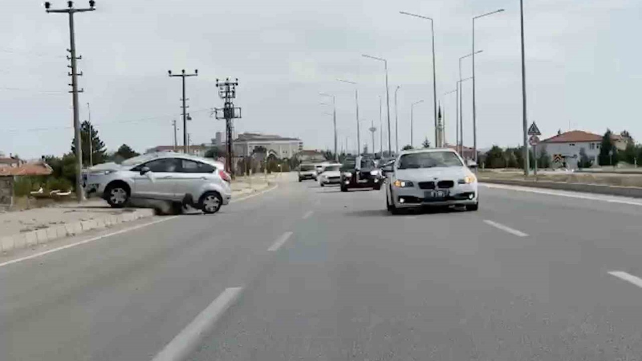 Düğün konvoyundaki kazaya bir sürücünün öne geçme çabası sebep olmuş
