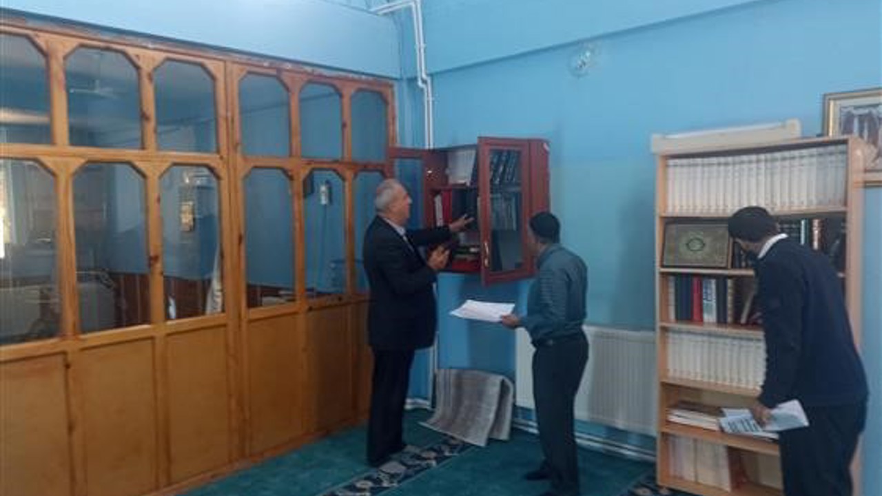 Hakkari’deki camilerde kitaplık çalışması tamamlandı
