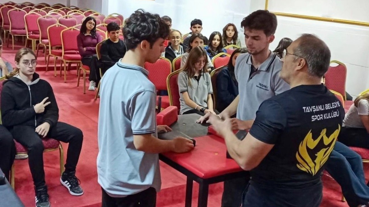 Öğrencilere bilek güreşinin incelikleri anlatıldı
