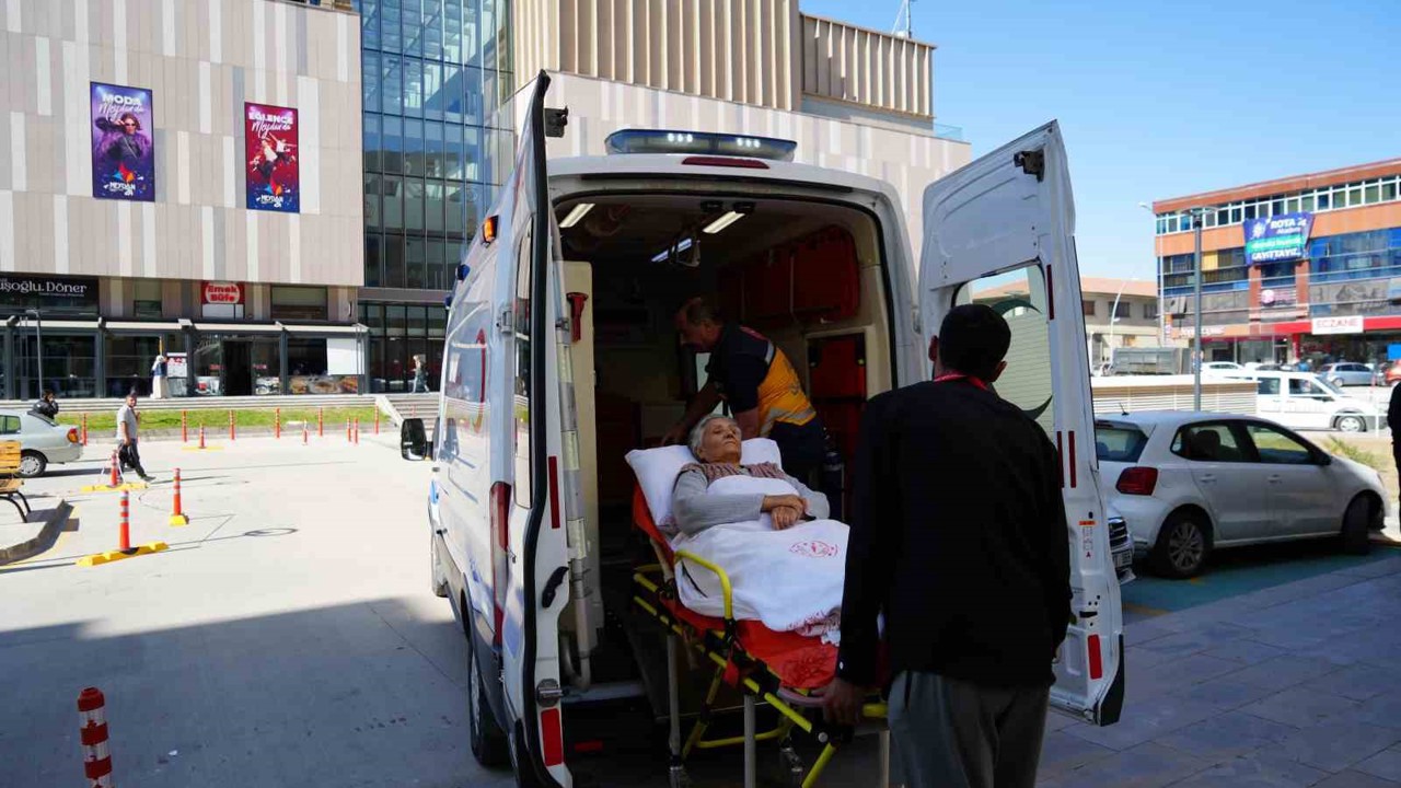 Erzincan’da taburcu edilen hastalar ihtiyaç halinde evlerine ambulansla ücretsiz götürülüyor
