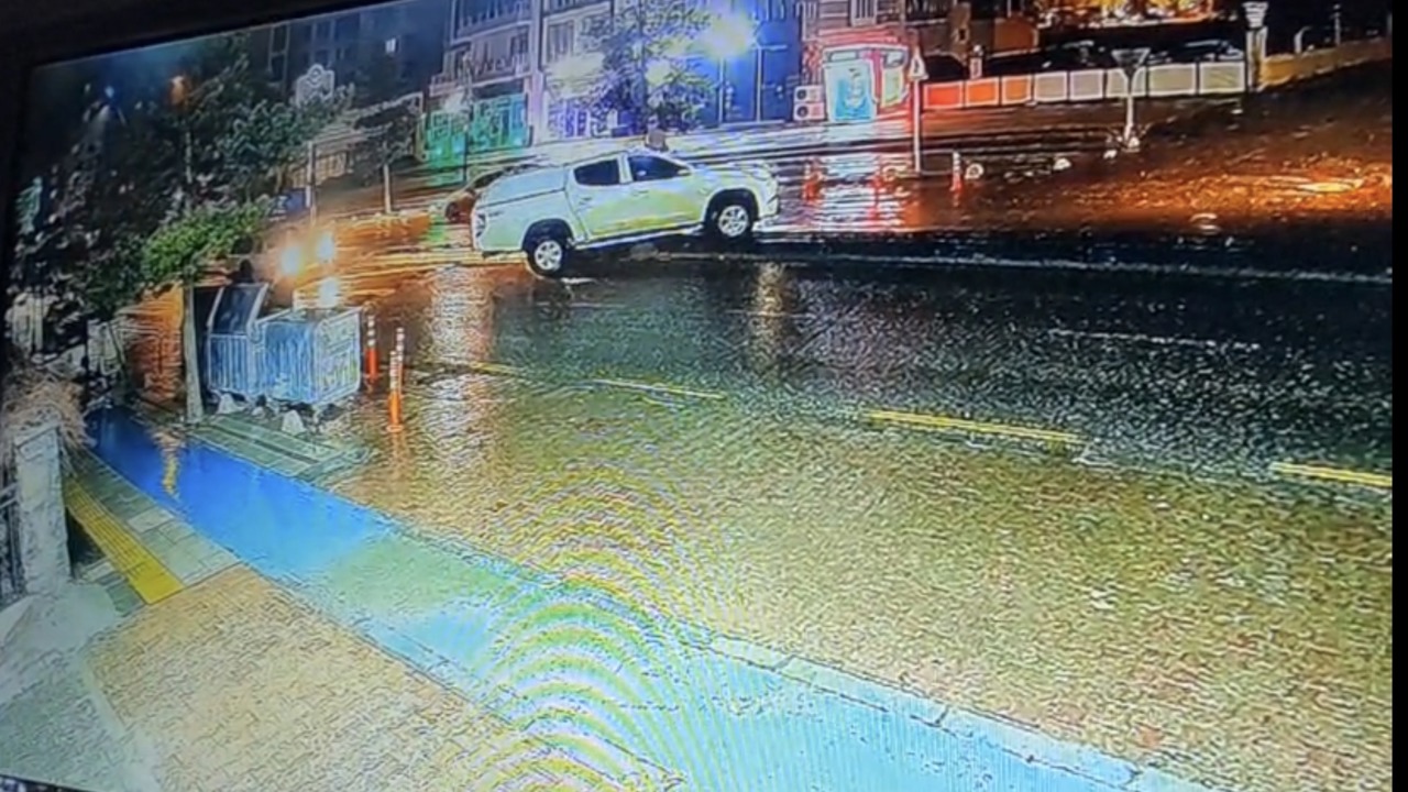 Trafiğin Ortasında Kuralları Hiçe Saydı: Kavşak Yerine Refüjü Tercih Etti