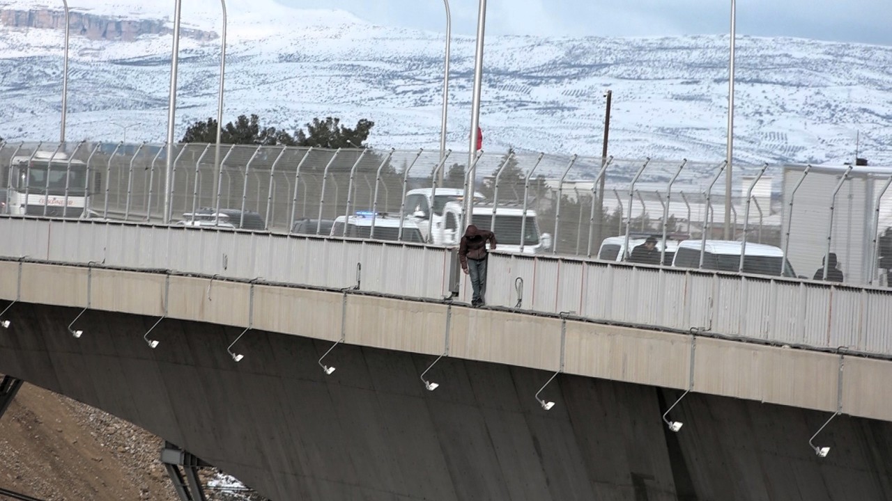 Beylerderesi Viyadüğüne Çıkan Genç Saatler Sonra İkna Edilebildi