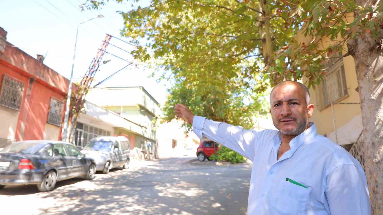 Kahramanmaraş’ta kamyonun çarptığı elektrik direği aylardır eğik halde duruyor
